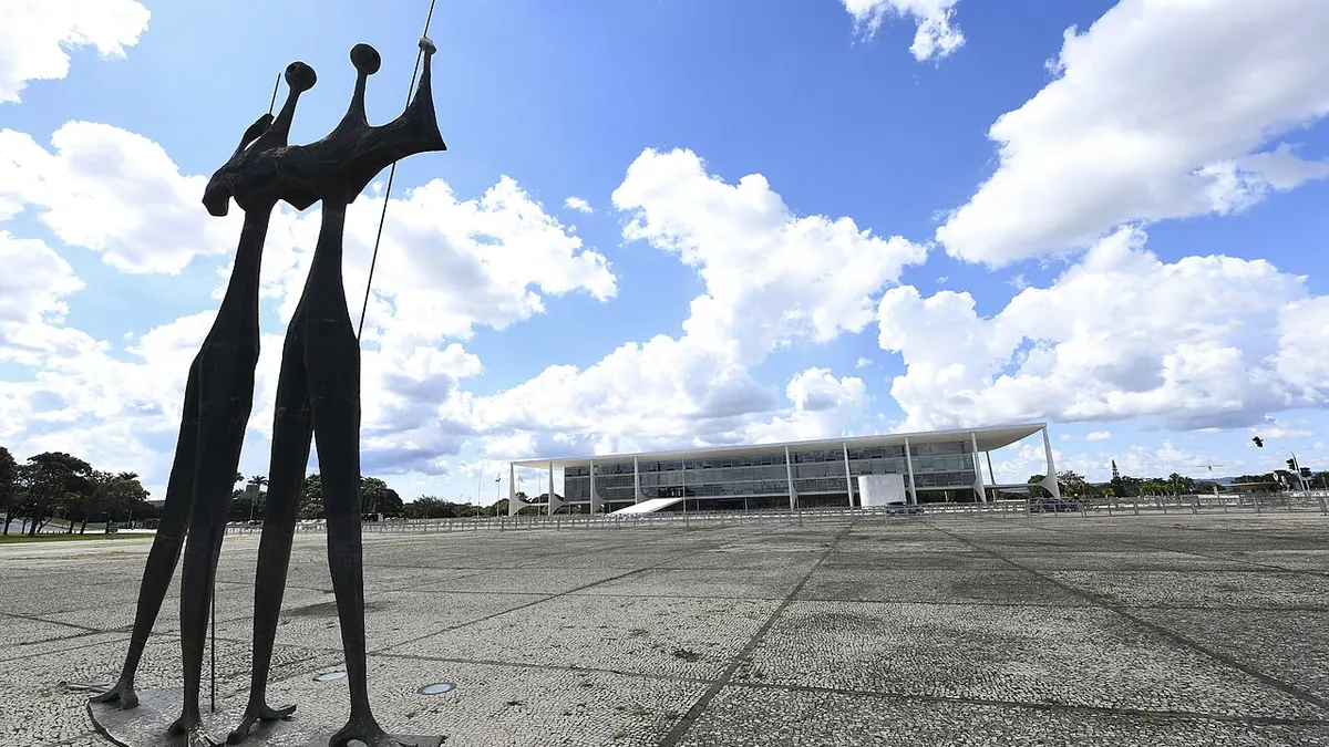 Praça dos Três Poderes, com a escultura Os Candangos e o Palácio do Planalto.